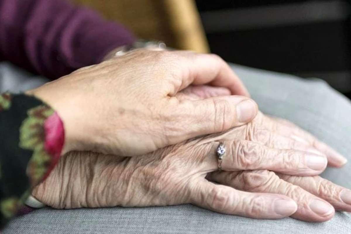 Poi arrivano situazioni che non si lasciano controllare. Malattie, perdite, cambiamenti improvvisi. Non sempre si reagisce bene. Anzi. Per molti, però, arriva anche un momento diverso. Non è rassegnazione. È piuttosto una presa d’atto. Non tutto dipende da noi