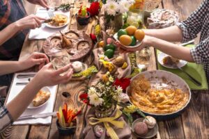 La tavola è apparecchiata, le case si riempiono, si torna magari da lontano. Tutto sembra già scritto. Eppure la Pasqua non si lascia ridurre a questo. O almeno, non dovrebbe. C’è qualcosa che sfugge proprio mentre si vive.