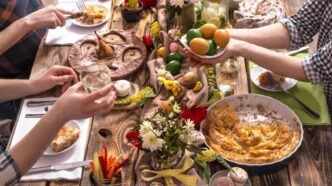 La tavola è apparecchiata, le case si riempiono, si torna magari da lontano. Tutto sembra già scritto. Eppure la Pasqua non si lascia ridurre a questo. O almeno, non dovrebbe. C’è qualcosa che sfugge proprio mentre si vive.