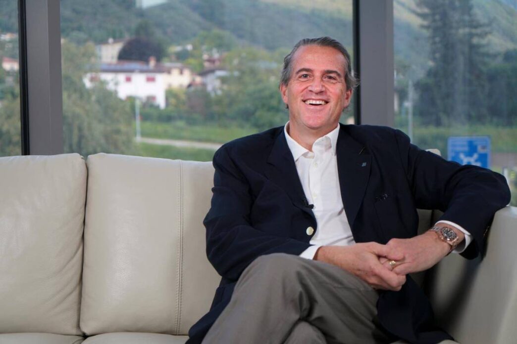 Una caduta nella cappella privata di casa, il 16 dicembre 2021. Un incidente banale, almeno all’inizio. Il ricovero per una lesione al tendine del quadricipite. Poi gli esami, fatti quasi per routine. Da lì emerge altro. Una leucemia mieloide acuta, in forma aggressiva