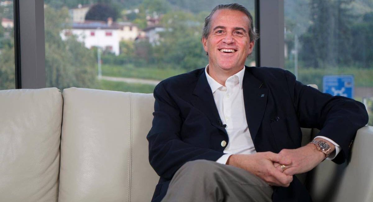 Una caduta nella cappella privata di casa, il 16 dicembre 2021. Un incidente banale, almeno all’inizio. Il ricovero per una lesione al tendine del quadricipite. Poi gli esami, fatti quasi per routine. Da lì emerge altro. Una leucemia mieloide acuta, in forma aggressiva