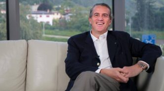 Una caduta nella cappella privata di casa, il 16 dicembre 2021. Un incidente banale, almeno all’inizio. Il ricovero per una lesione al tendine del quadricipite. Poi gli esami, fatti quasi per routine. Da lì emerge altro. Una leucemia mieloide acuta, in forma aggressiva