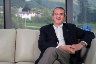 Una caduta nella cappella privata di casa, il 16 dicembre 2021. Un incidente banale, almeno all’inizio. Il ricovero per una lesione al tendine del quadricipite. Poi gli esami, fatti quasi per routine. Da lì emerge altro. Una leucemia mieloide acuta, in forma aggressiva