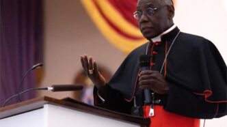 Sarah osserva che negli ultimi anni il linguaggio ecclesiale sembra concentrarsi sempre sugli stessi temi: ambiente, migrazioni, pace. Temi reali, certo. Ma qualcosa si perde per strada. Si perde il riferimento a Dio. O almeno si affievolisce. Quando la Chiesa viene vista come una specie di organizzazione umanitaria, cambia tutto. Non è più il luogo dove si incontra Cristo