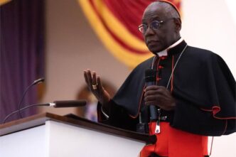 Sarah osserva che negli ultimi anni il linguaggio ecclesiale sembra concentrarsi sempre sugli stessi temi: ambiente, migrazioni, pace. Temi reali, certo. Ma qualcosa si perde per strada. Si perde il riferimento a Dio. O almeno si affievolisce. Quando la Chiesa viene vista come una specie di organizzazione umanitaria, cambia tutto. Non è più il luogo dove si incontra Cristo