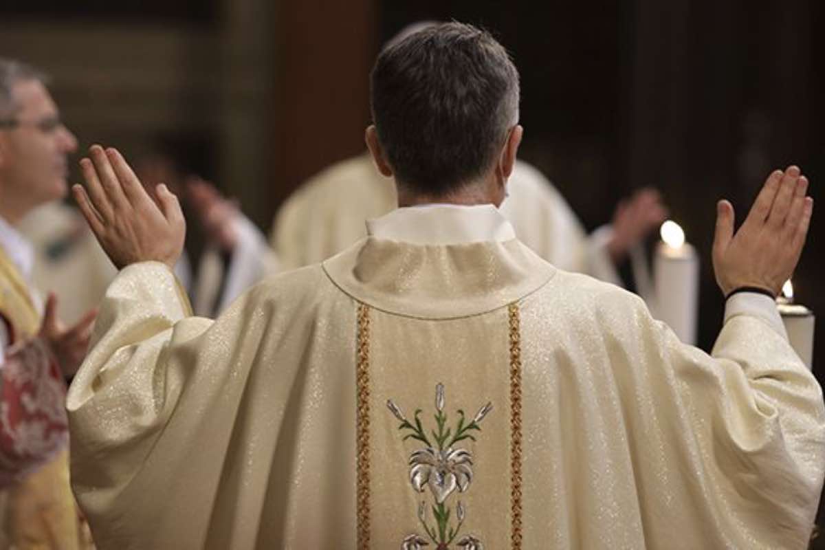 La vocazione è un processo che nasce nella preghiera, dove ogni cristiano può riscoprire il proprio cammino, senza schemi prestabiliti.