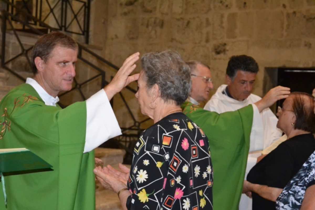 Il sacramento dell’unzione degli infermi è spesso visto come una semplice preghiera di accompagnamento al fine vita, ma un’indagine recente porta alla luce un’altra realtà