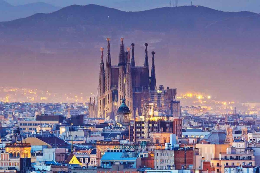 Barcellona toglie il nome di San Giuseppe Calasanzio da una piazza e lo sostituisce con “Plaza de las tortugas”. Succede adesso, mentre la città si prepara ad accogliere il Papa. Due movimenti che si incrociano, quasi senza parlarsi.