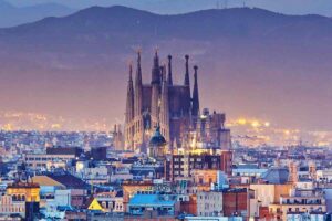Barcellona toglie il nome di San Giuseppe Calasanzio da una piazza e lo sostituisce con “Plaza de las tortugas”. Succede adesso, mentre la città si prepara ad accogliere il Papa. Due movimenti che si incrociano, quasi senza parlarsi.