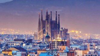 Barcellona toglie il nome di San Giuseppe Calasanzio da una piazza e lo sostituisce con “Plaza de las tortugas”. Succede adesso, mentre la città si prepara ad accogliere il Papa. Due movimenti che si incrociano, quasi senza parlarsi.