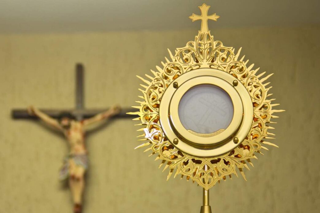 Le parrocchie stanno costruendo cappelle di adorazione perpetua per offrire ai fedeli un rifugio spirituale in mezzo alla guerra. Un gesto di speranza che sfida la paura e la morte