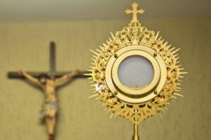 Le parrocchie stanno costruendo cappelle di adorazione perpetua per offrire ai fedeli un rifugio spirituale in mezzo alla guerra. Un gesto di speranza che sfida la paura e la morte