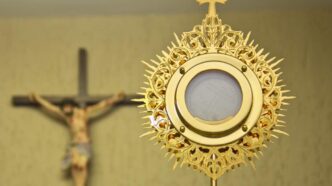 Le parrocchie stanno costruendo cappelle di adorazione perpetua per offrire ai fedeli un rifugio spirituale in mezzo alla guerra. Un gesto di speranza che sfida la paura e la morte