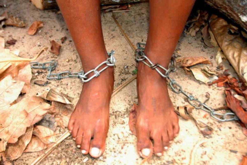 La schiavitù non è un ricordo lontano. Continua a esistere, anche se cambia forma. I numeri parlano chiaro: milioni di persone vivono ancora oggi sotto costrizione, sfruttate, senza libertà