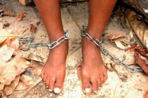 La schiavitù non è un ricordo lontano. Continua a esistere, anche se cambia forma. I numeri parlano chiaro: milioni di persone vivono ancora oggi sotto costrizione, sfruttate, senza libertà