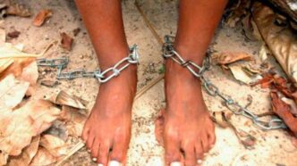 La schiavitù non è un ricordo lontano. Continua a esistere, anche se cambia forma. I numeri parlano chiaro: milioni di persone vivono ancora oggi sotto costrizione, sfruttate, senza libertà