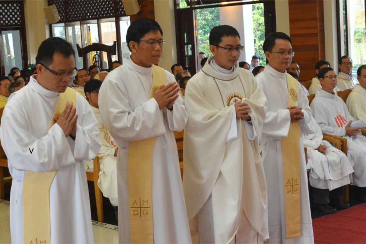 Nella sola Arcidiocesi di Ho Chi Minh, i fedeli sono più di 720.000, supportati da circa 400 sacerdoti e numerosi religiosi e religiose impegnati in attività pastorali, educative e sociali.
