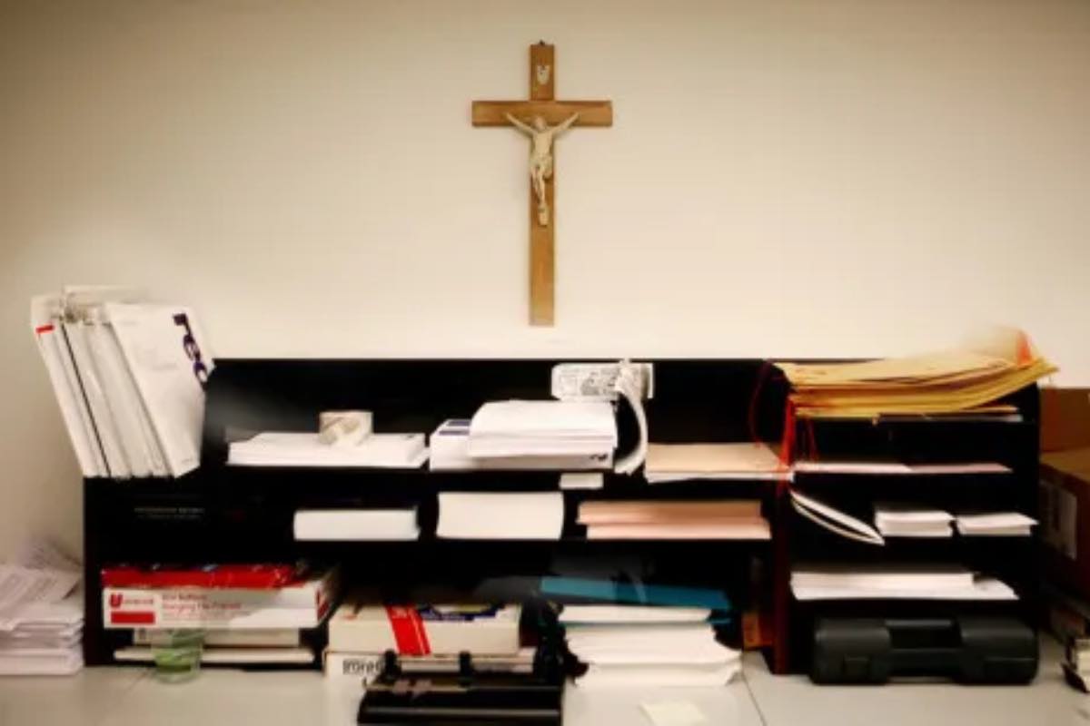 Mettere un’immagine di un santo o un crocifisso sulla scrivania è un modo semplice ma potente per tenerci ancorati alla nostra vocazione cristiana anche durante il lavoro