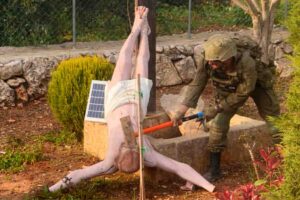 Un soldato israeliano distrugge un crocifisso in Libano, suscitando indignazione. Gli ordinari di Terra Santa chiedono la fine della violenza e una pace duratura.