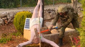 Un soldato israeliano distrugge un crocifisso in Libano, suscitando indignazione. Gli ordinari di Terra Santa chiedono la fine della violenza e una pace duratura.