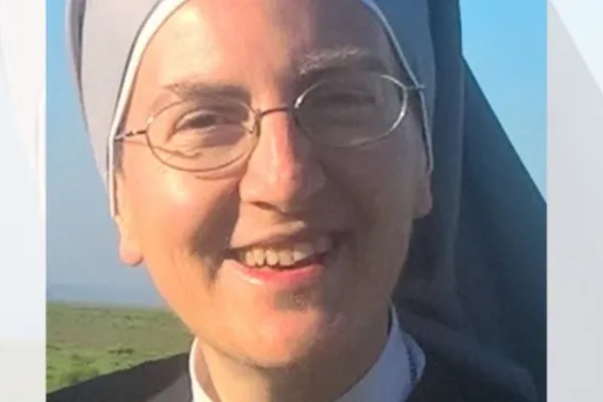 A 58 anni, suor Bénédicte Mariolle sa che il tempo si è accorciato. Un tumore al pancreas, poi le metastasi ai polmoni. La chemioterapia tiene aperta una finestra, ma stretta. Si parla di mesi. Non è la prima volta che si trova davanti a qualcosa del genere. A 27 anni una leucemia acuta l’aveva già portata vicino alla fine