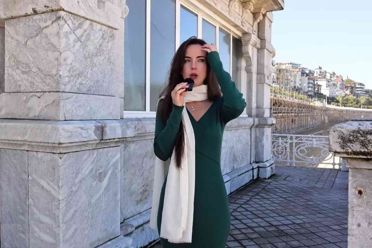 La sua testimonianza, condivisa con i suoi follower, è commovente: la descrizione del periodo oscuro della sua vita, in cui si sentiva smarrita, trova una soluzione in un ritorno alla fede cattolica, che lei descrive come un incontro con qualcosa di più grande. Il cambiamento diventa visibile non solo nelle sue parole, ma anche nelle sue scelte.