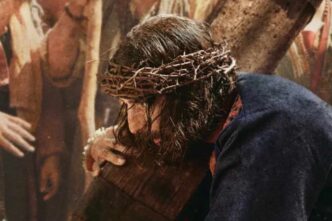 La nuova stagione di The Chosen entra nel cuore del Venerdì Santo. Non più solo il racconto, ma il peso reale di quelle ore. E qualcosa cambia anche per chi guarda.