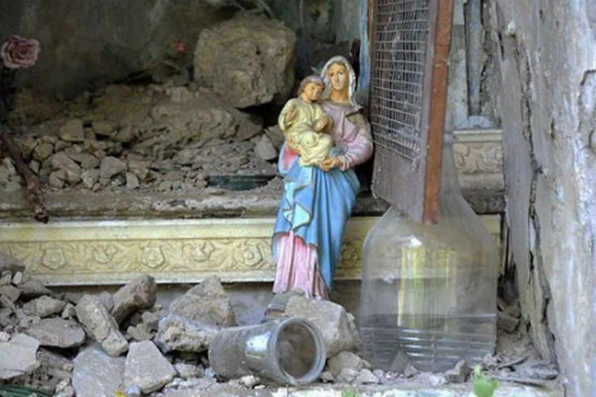 Accanto all’altare, anche una statua della Vergine è rimasta in piedi. Non è un dettaglio secondario per chi torna a vedere la propria chiesa distrutta. C’è chi ci legge un’immagine familiare, quasi domestica: una madre che aspetta.