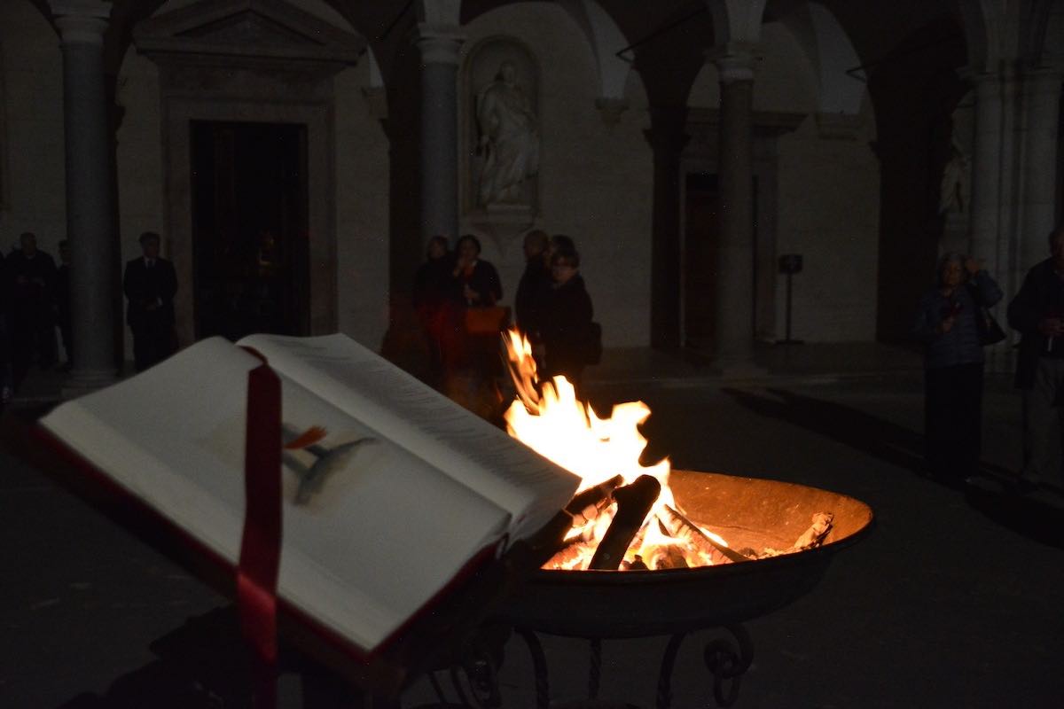 la resurrezione non è un episodio da archiviare. È qualcosa che chiede tempo. Che va assorbito piano, quasi giorno per giorno.