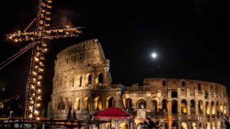Il 3 aprile, un evento storico accadrà durante la tradizionale Via Crucis al Colosseo: Papa Leone sarà il primo Pontefice a percorrere tutte le 14 stazioni con la croce.