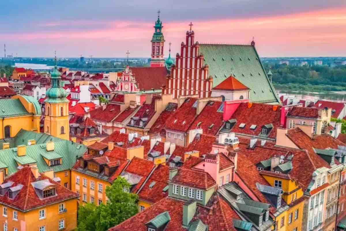 Per questo, la Chiesa, sempre vicina alla gente, diventa un punto di riferimento sicuro, e le parrocchie sono chiamate a essere in prima linea