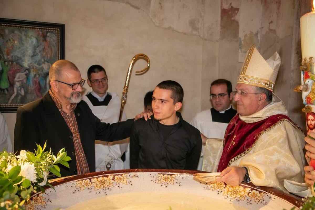 Molti convertiti dall’islam al cristianesimo vivono questa tensione in silenzio. Alcuni vengono isolati. Altri perdono amicizie o rapporti familiari. Non sempre ci sono persecuzioni aperte, ma spesso resta una distanza difficile da colmare
