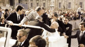 Quarantacinque anni fa, il 13 maggio 1981, la storia cambiava in un istante. Piazza San Pietro, cuore pulsante della cristianità, diventa il teatro di un evento che sconvolse il mondo intero. Un attentato al Papa, Giovanni Paolo II,