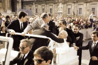 Quarantacinque anni fa, il 13 maggio 1981, la storia cambiava in un istante. Piazza San Pietro, cuore pulsante della cristianità, diventa il teatro di un evento che sconvolse il mondo intero. Un attentato al Papa, Giovanni Paolo II,