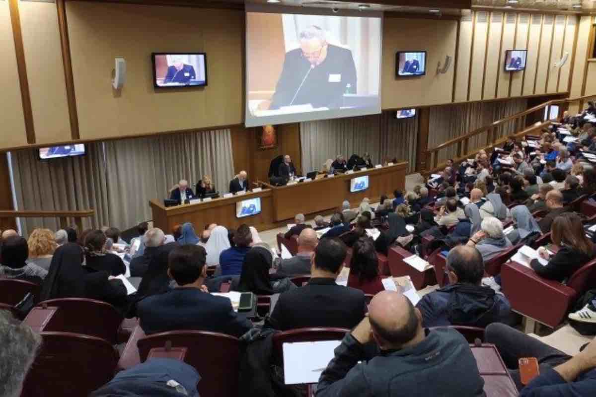 Sala del Sinodo in Vaticano durante una conferenza stampa