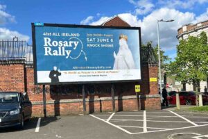 L’All Ireland Rosary Rally del 6 giugno a Knock vuole superare le 10.000 presenze dello scorso anno. Per farlo, gli organizzatori hanno scelto una strategia insolita: cinquanta cartelloni pubblicitari sparsi tra l’Irlanda e l’Irlanda del Nord.