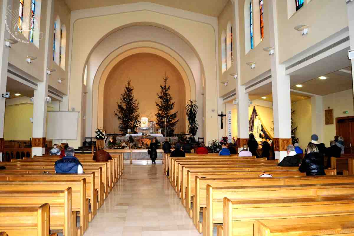 Interno di una chiesa cattolica durante la Santa Messa