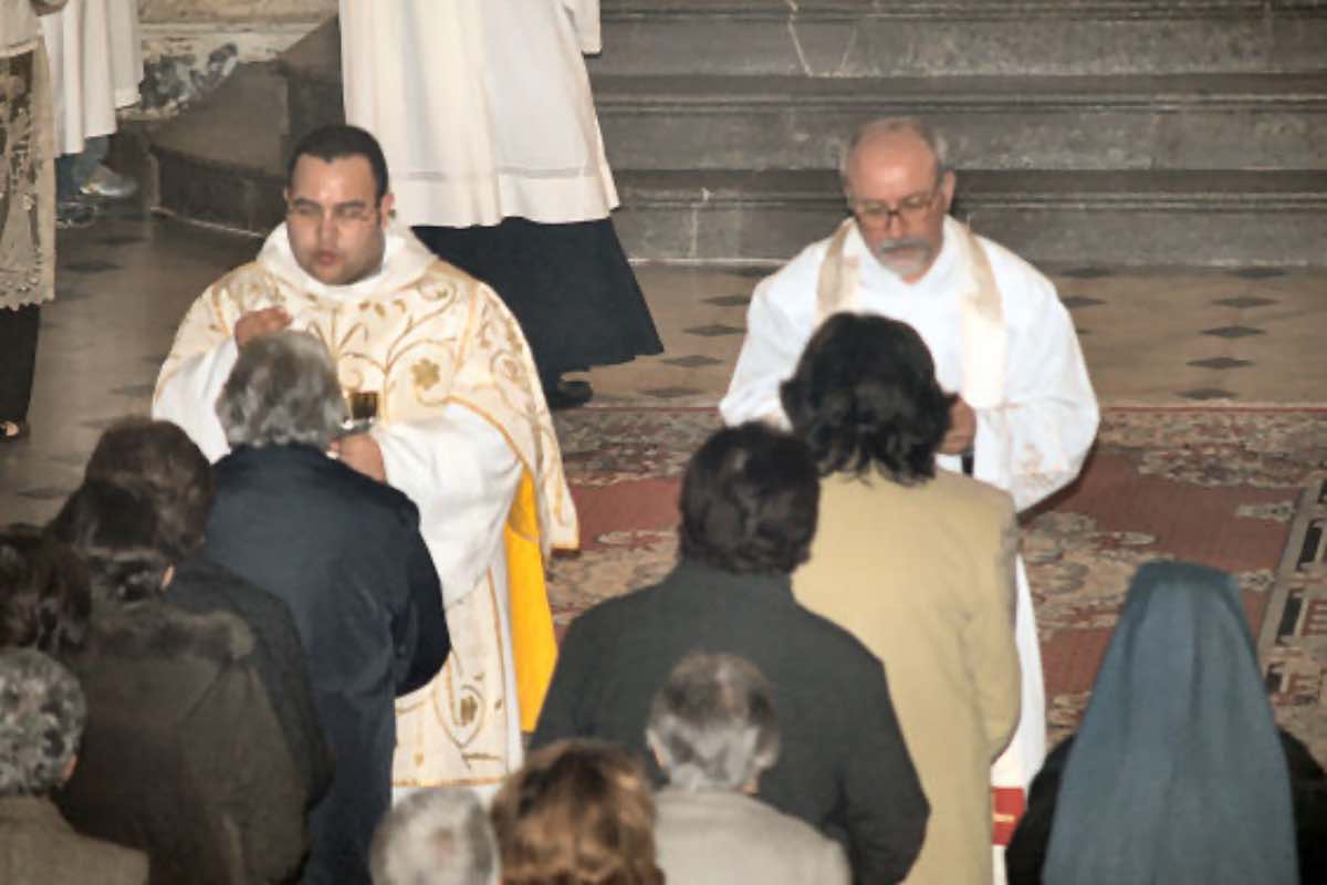 Interno di una chiesa durante la distribuzione dell'Eucaristia ai fedeli