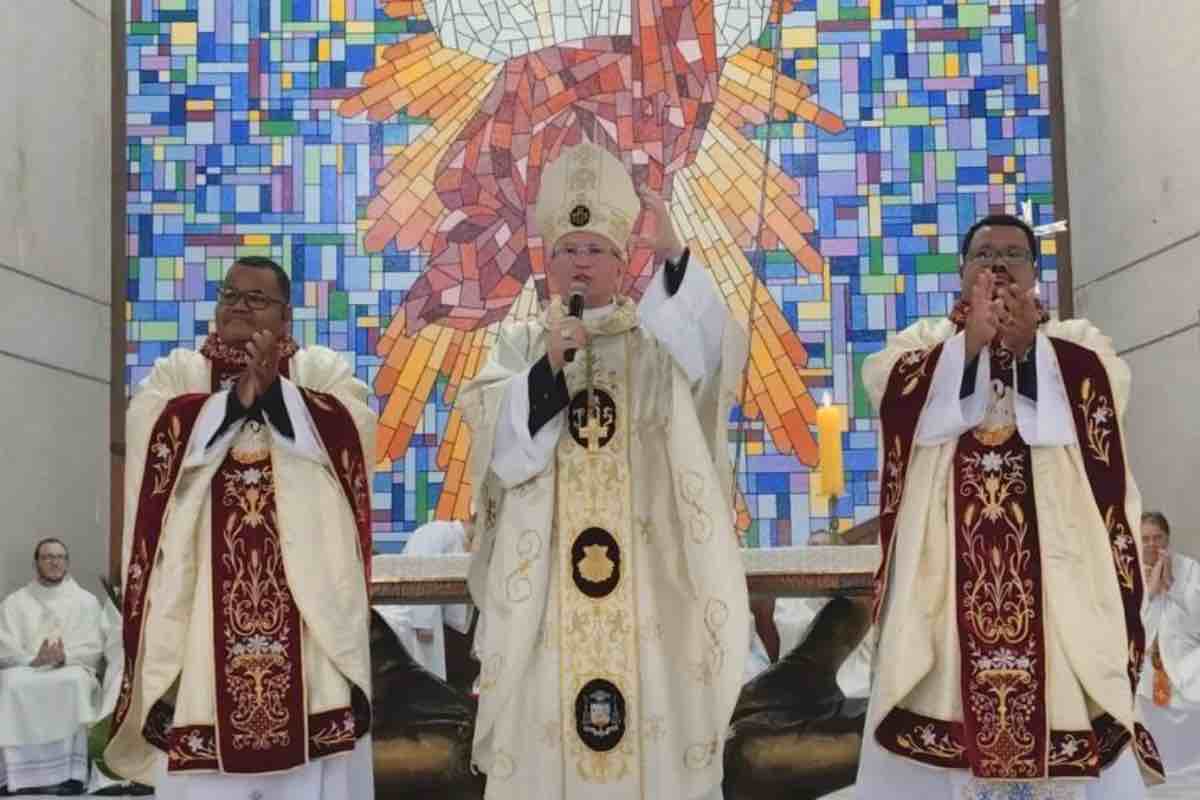 I fratelli Ramos durante la cerimonia di ordinazione sacerdotale