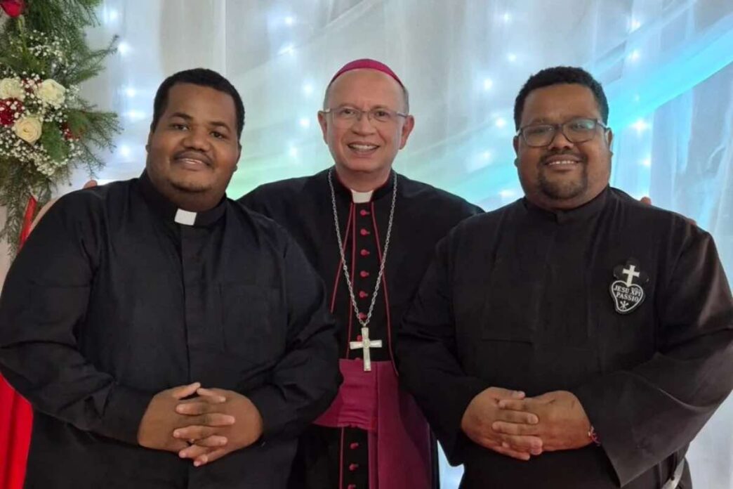 Mons. Amilton Manoel da Silva benedice i due fratelli ordinati nella parrocchia di Guarapuava