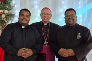 Mons. Amilton Manoel da Silva benedice i due fratelli ordinati nella parrocchia di Guarapuava
