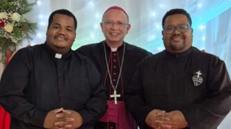 Mons. Amilton Manoel da Silva benedice i due fratelli ordinati nella parrocchia di Guarapuava