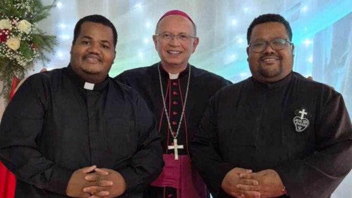 Mons. Amilton Manoel da Silva benedice i due fratelli ordinati nella parrocchia di Guarapuava