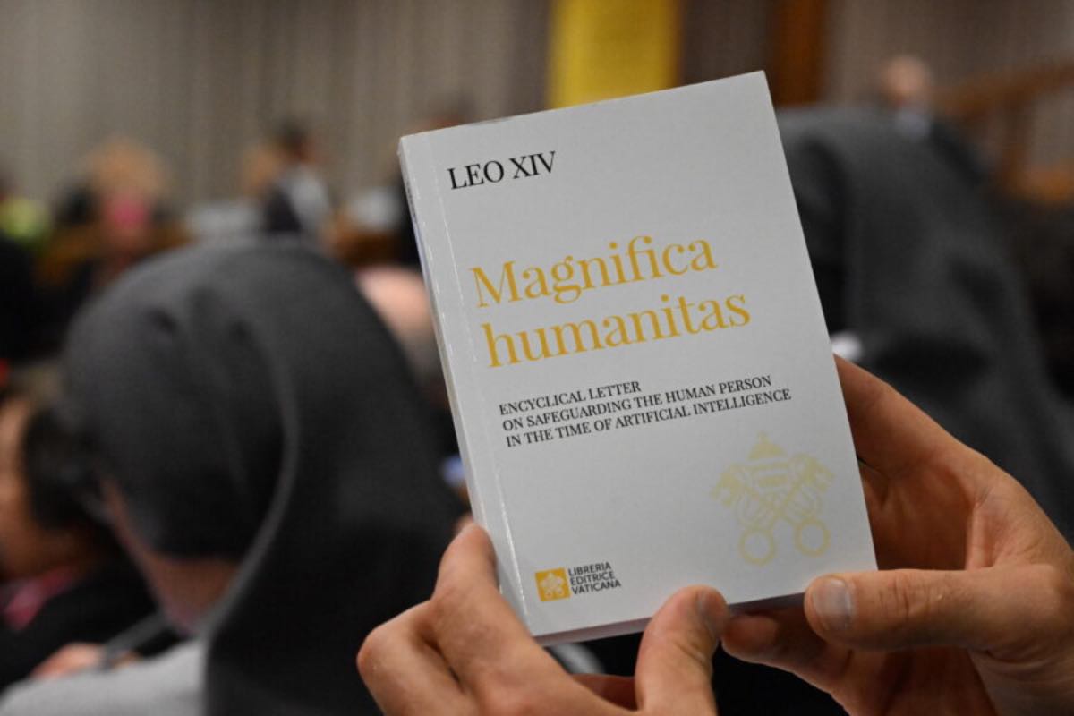 Copertina del testo integrale dell'enciclica Magnifica Humanitas di Papa Leone XIV