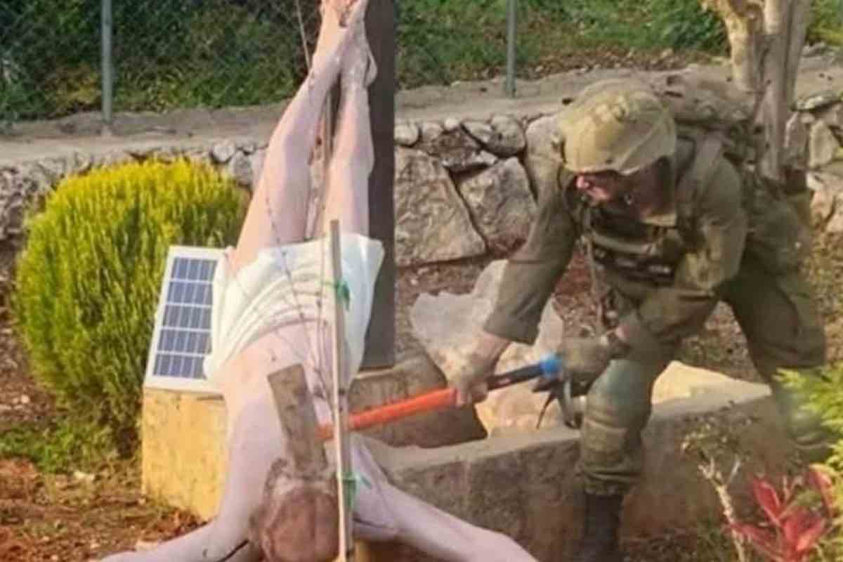 Nel caso di Debel questo aspetto pesa ancora di più perché il bersaglio non è stato un simbolo politico o militare, ma l’immagine della Vergine Maria, figura che per milioni di cristiani rappresenta protezione, maternità e conforto nei momenti più difficili. Molti fedeli hanno vissuto quella fotografia quasi come un insulto rivolto direttamente alla propria identità religiosa.