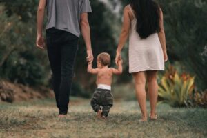 Crescere un figlio significa guidarlo a riconoscere ciò che è giusto e ciò che è sbagliato
