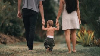 Crescere un figlio significa guidarlo a riconoscere ciò che è giusto e ciò che è sbagliato