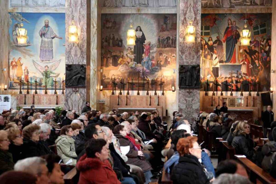 Fedeli raccolti in preghiera durante una celebrazione eucaristica