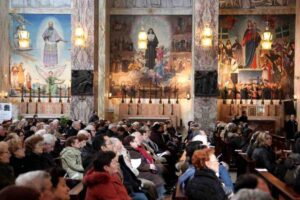 Fedeli raccolti in preghiera durante una celebrazione eucaristica