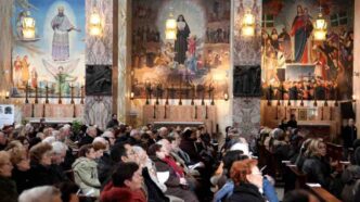 Fedeli raccolti in preghiera durante una celebrazione eucaristica